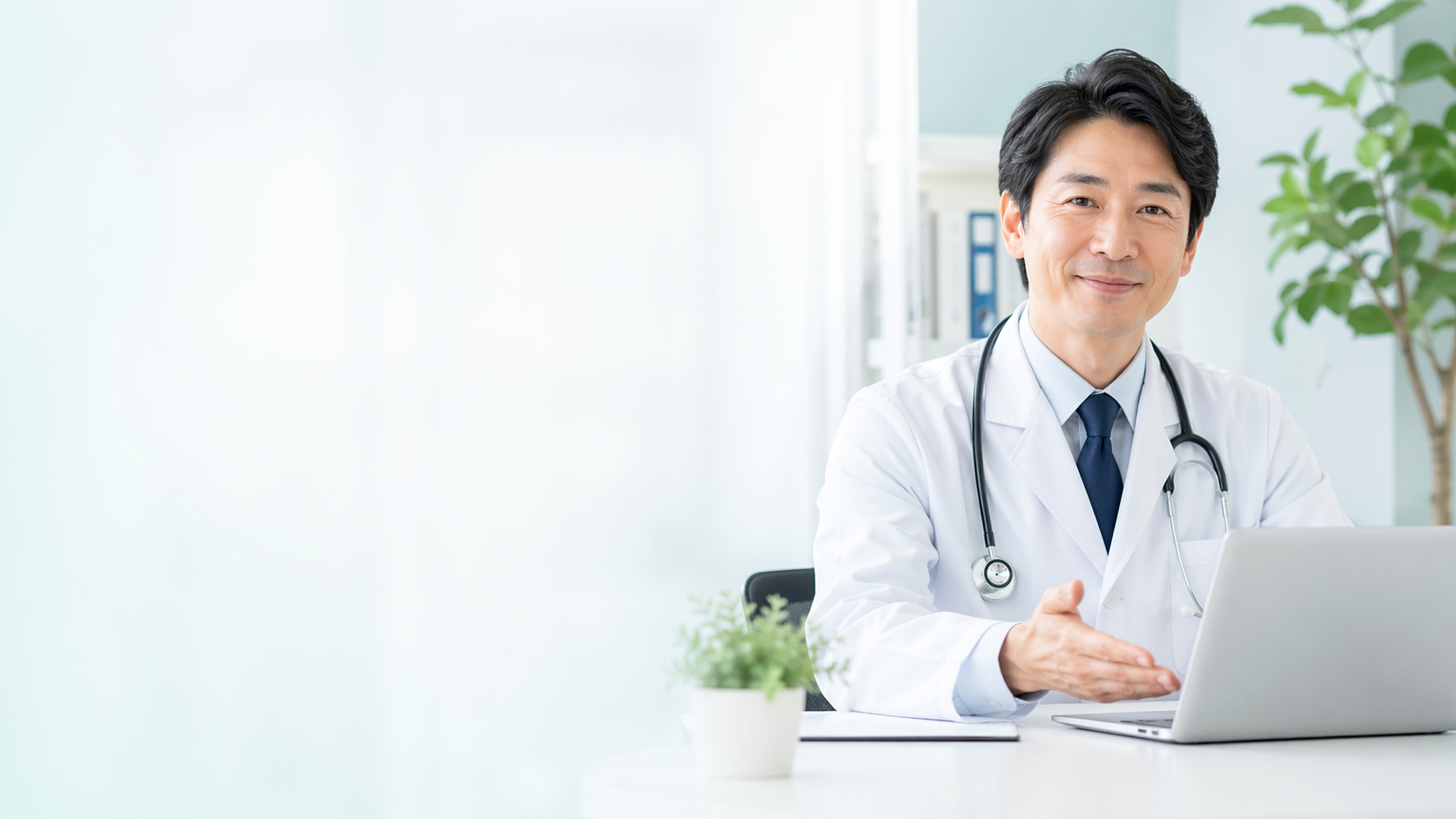 パソコンを使う医師