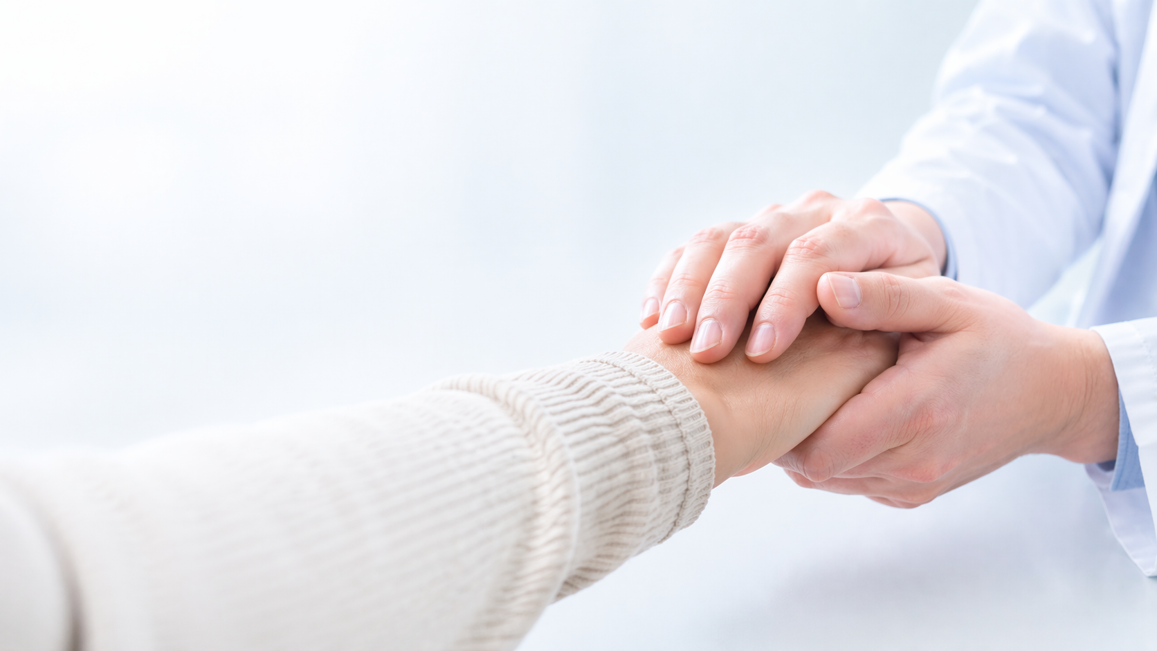 握手する医師と患者